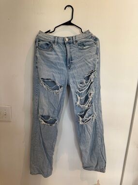 A&E Baggy Distressed Jeans - Light wash